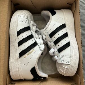 Infant adida superstars 4k